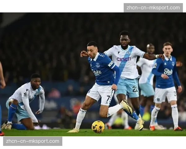 即时战报：埃弗顿vs水晶宫，比赛因球迷冲入球场中断