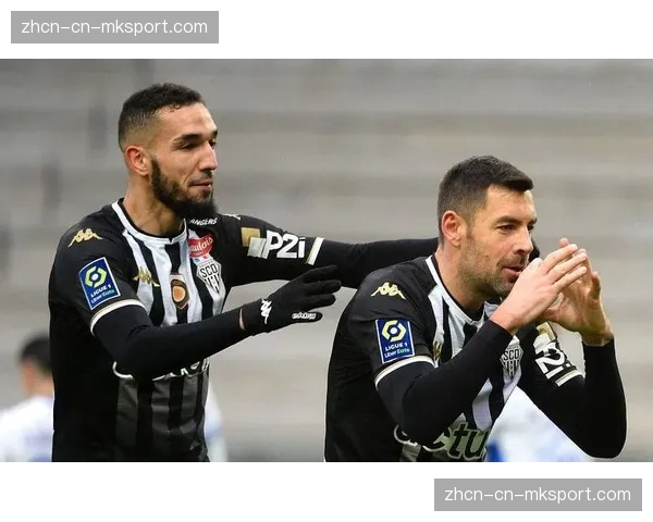 特写镜头：图卢兹球员在对手转换反击时，战术犯规阻止进攻，领到黄牌。