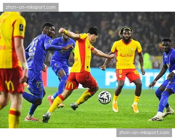 半场：朗斯0-1暂负斯特拉斯堡，主队后卫解围失误送礼